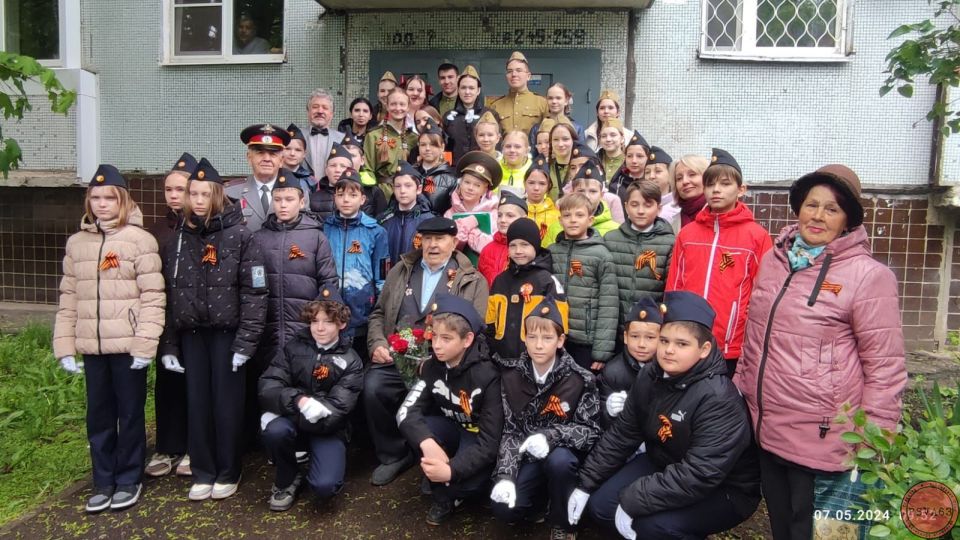 07.05.24г.Совет ветеранов Автозаводского района поздравил участников Великой Отечественной войны с Днём Победы! Несмотря на 💦дождь, наших участников пришли поздравить и исполнить на музыкальных инструментах 🎤🎸🎷🎺учащиеся музыкального училища искусств им. Родиона Щедрина. Были исполнены песни военных лет. Все и учащиеся училища, и кадеты, и юнармейцы, и детки из детского садика все прекрасно исполнили задушевные песни военных лет. Для всех ветеранов действительно было прекрасное поздравление. Поздравили участников и депутаты, среди них Депутат Самарской губернской думы Кузьмичёва Екатерина Ивановна. 🌹🌹🌹🌹🌹Участие в 🎊🎉поздравлении приняла 3-я бригада спецназа ЦВО, участники СВО🌹🌹🌹👮