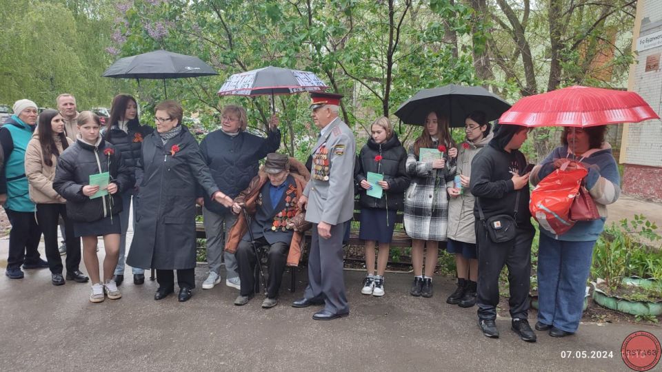 07.05.24г.Совет ветеранов Автозаводского района поздравил участников Великой Отечественной войны с Днём Победы! Несмотря на 💦дождь, наших участников пришли поздравить и исполнить на музыкальных инструментах 🎤🎸🎷🎺учащиеся музыкального училища искусств им. Родиона Щедрина. Были исполнены песни военных лет. Все и учащиеся училища, и кадеты, и юнармейцы, и детки из детского садика все прекрасно исполнили задушевные песни военных лет. Для всех ветеранов действительно было прекрасное поздравление. Поздравили участников и депутаты, среди них Депутат Самарской губернской думы Кузьмичёва Екатерина Ивановна. 🌹🌹🌹🌹🌹Участие в 🎊🎉поздравлении приняла 3-я бригада спецназа ЦВО, участники СВО🌹🌹🌹👮