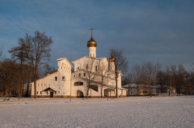 жегодно 30 сентября по новому стилю православные христиане отмечают День памяти святых мучениц Веры, Надежды, Любови и матери их Софии.Во 2 веке, в царствование императора Адриана (117—138) в Риме жила благочестивая вдова София (София значит премудрость). У нее были три дочери, Вера, Надежда и Любовь, носившие имена трех главных христианских добродетелей. Будучи глубоко верующей христианкой, София воспитала дочерей в любви к Богу, уча не привязываться к земным благам.Слух о принадлежности этого семейства к христианству дошел до императора, и он пожелал лично увидеть трех сестер и воспитавшую их мать. Все четверо предстали перед императором и безбоязненно исповедали веру во Христа, воскресшего из мертвых и дающего вечную жизнь всем верующим в Него.Удивленный смелостью юных христианок император отослал их к одной язычнице, которой приказал убедить их отречься от веры. Однако, все доводы и красноречие языческой наставницы оказались напрасными, и пламенеющие верой сестры христианки не изменили своих убеждений. Тогда их снова привели к императору Адриану, и он стал настойчиво требовать, чтобы они принесли жертву языческим богам. Но девочки с негодованием отвергли его приказ.Тогда разгневанный Адриан велел предать детей различным пыткам. Святую Софию не подвергли телесным мучениям, но обрекли ее на еще более сильные душевные мучения от разлуки с замученными детьми. Страдалица погребла честные останки своих дочерей и два дня не отходила от их могилы. На третий день Господь послал ей тихую кончину и принял ее многострадальную душу в небесные обители. Святая София, претерпев за Христа большие душевные муки, вместе с дочерьми причислена Церковью к лику святых.Пострадали они в 137 году. Старшей, Вере, тогда было 12 лет, второй, Надежде, — 10, а младшей, Любови, — лишь 9 лет. Так три девочки и их мать показали, что для людей, укрепляемых благодатью Святого Духа, недостаток телесных сил нисколько не служит препятствием к проявлению сил духа и мужества. Мощи святых мучениц с 777 года покоятся в Эльзасе, в церкви Эшо.